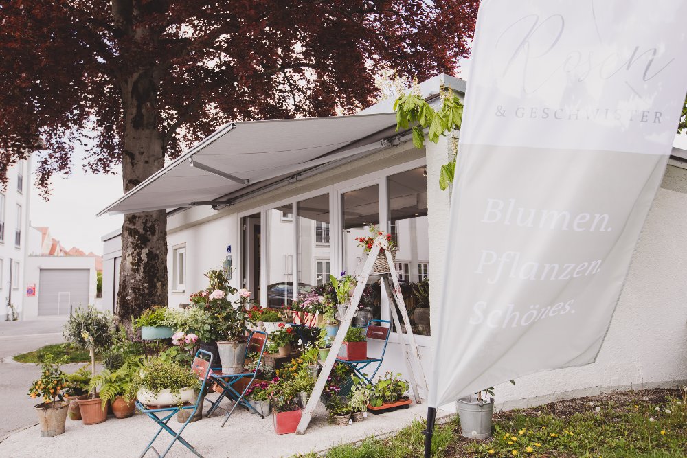 Rosen und Geschwister - neben Hotel Hirsch, Füssen, Allgäu - Blumen, Pflanzen, Schönes - Vorderansicht Geschäftsraum mit Parkmöglichkeit