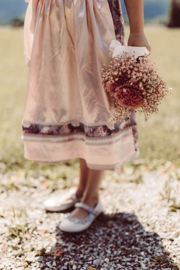 Rosen und Geschwister - neben Hotel Hirsch, Füssen, Allgäu - Blumen, Pflanzen, Schönes - Dirndl mit Strauss